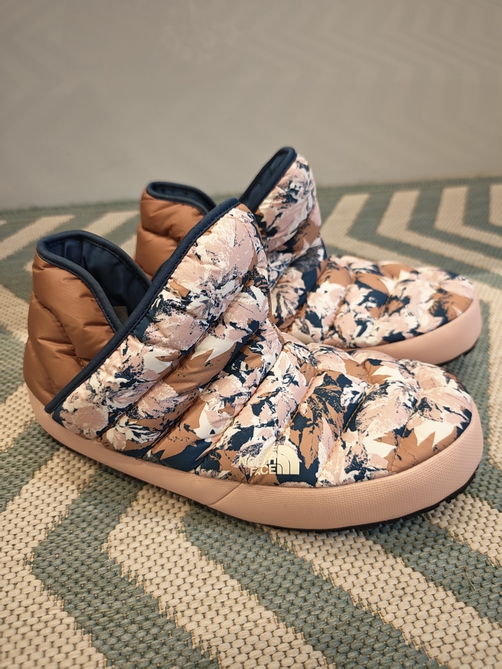 NWOT The North Face womens' Pink & Navy Quilted Slip-On Shoes